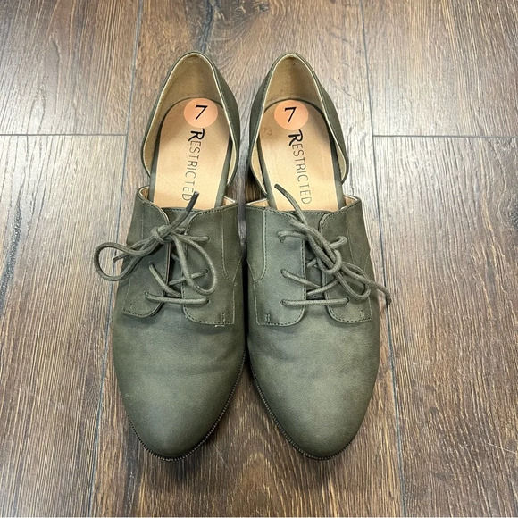 🆕 Restricted olive lace up flats SZ 7 - Picture 1 of 7
